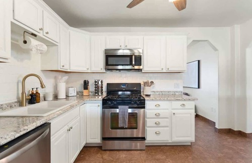 North Mountain House | *NEW* Oasis Retreat! Hot Tub Mini Golf Volleyball!