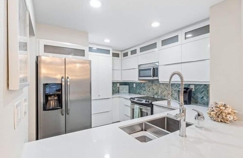 Rock Harbor House | NEW! OCEANVIEW! 2 Kings, Pools, Pickleball, Hot tubs,Tennis, Speakeasy Gameroom