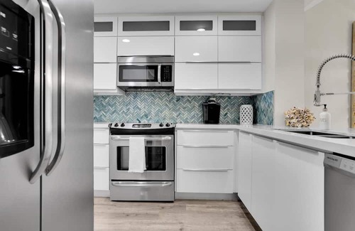 Rock Harbor House | NEW! OCEANVIEW! 2 Kings, Pools, Pickleball, Hot tubs,Tennis, Speakeasy Gameroom