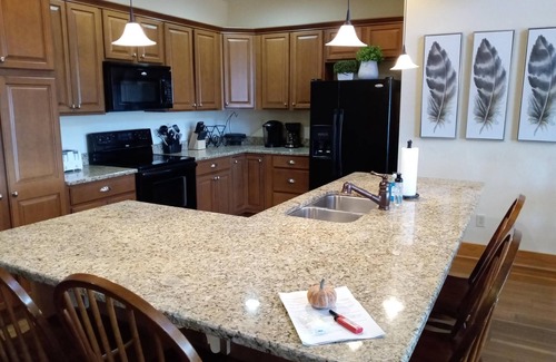 Wolf Laurel Cabin | New! Peaceful Mountain Views, Deck, Trails nearby, Pool Table.