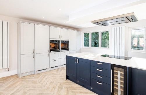 St Leonards House | NEW! Perfect for Families & Contractors 5BR home with Parking & Garden - Excellent Location!