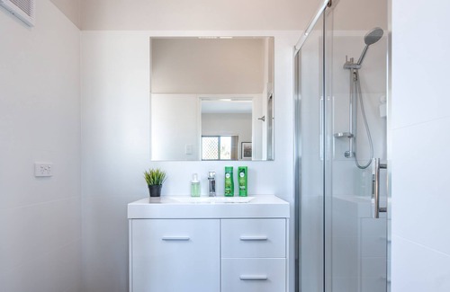 East Victoria Park Villa | New Perfectly located Perth Lotus Retreat