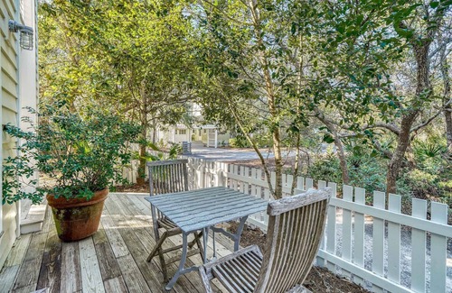 Seaside House | NEW! Pet Friendly, Across from Pool, 3 Min to Beach, FULL Carriage House