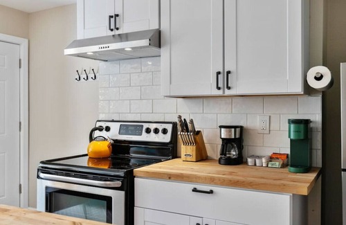 Green Bay Apartment | [NEW]Pets Welcome|Monthly Deal!