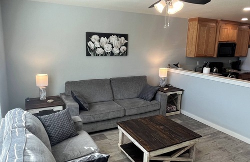 Thackerville Apartment | NEW! Prime Location to Casino Excitement with 2 King Beds and No Cleaning Fees.