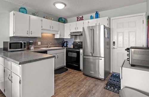 Golden Mile Condo | NEW Raintree Villas - Oceanfront view, one block from beach, Wifi included