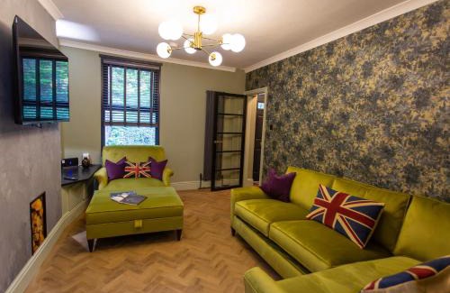 Ashbourne House | NEW Refurbished May 2025 Stylish Cottage Ashbourne Peak District Alton towers Derbyshire