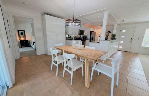 Gulf Gate Estates House | NEW Rental 3-bedroom 2bath POOL home near SIESTA BEACH