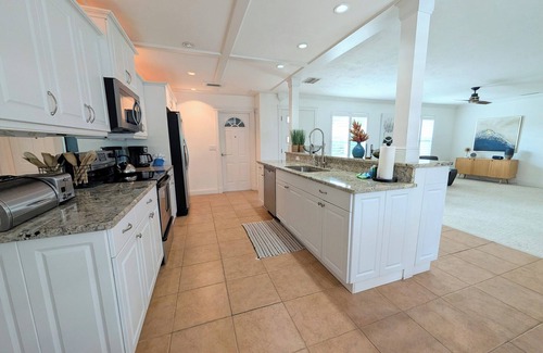 Gulf Gate Estates House | NEW Rental 3-bedroom 2bath POOL home near SIESTA BEACH