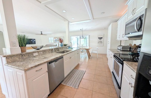 Gulf Gate Estates House | NEW Rental 3-bedroom 2bath POOL home near SIESTA BEACH