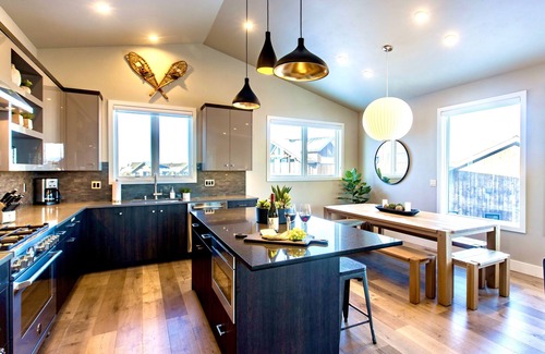 Bend House | ✨NEW! Resort amenities ~ hot tub ~ 24-hr staff ~ onsite dining ~ Bend/Bachelor