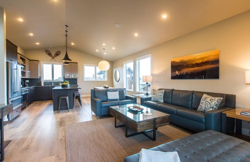 Bend House | ✨NEW! Resort amenities ~ hot tub ~ 24-hr staff ~ onsite dining ~ Bend/Bachelor