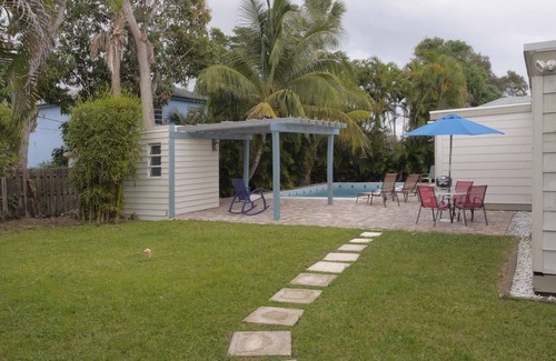 Lantana House | NEW ! Restored mid-century 'Old Florida' beach-house w/pool, wi/fi