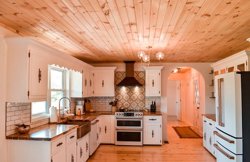 Sevierville House | New! River Retreat! Spacious home on the Little Pigeon River!