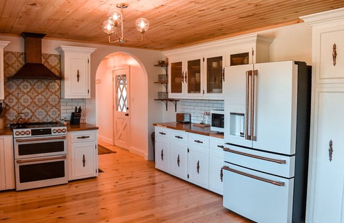 Sevierville House | New! River Retreat! Spacious home on the Little Pigeon River!