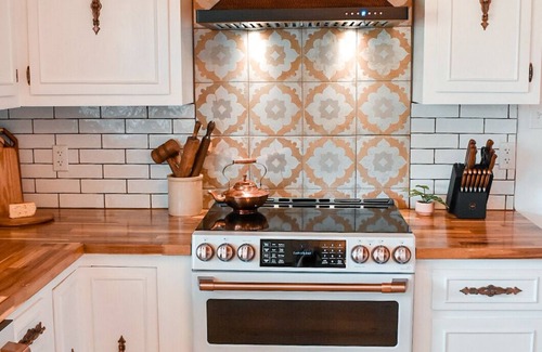 Sevierville House | New! River Retreat! Spacious home on the Little Pigeon River!