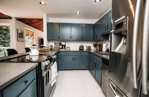 Gouldsboro Cabin | New! Riverfront/6BR/Hottub/Games/Lake Access/Indoor Pool