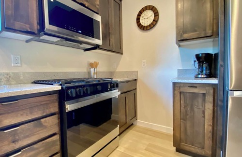 Grants Pass House | New Riverfront Retreat Home on 1 Acre - WiFi, A/C, Covered Deck and Spa