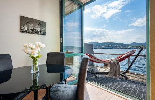 Sandviken Apartment | New! Sea front apt. with terrace above the sea!