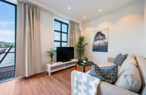 Sandviken Apartment | New! Sea front apt. with terrace above the sea!