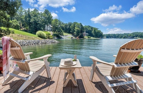 Moneta House | NEW! Secluded Lakefront Oasis 5br + 3 Flex Rooms: Dock+Firepit+Kayaks- Sleeps 18