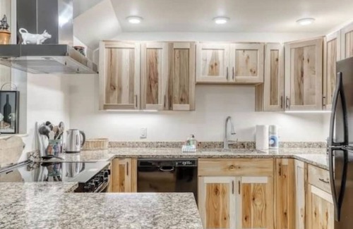 Warren Condo | NEW! Ski-In/Ski-Out Condo, fire place, Bunk room, pool