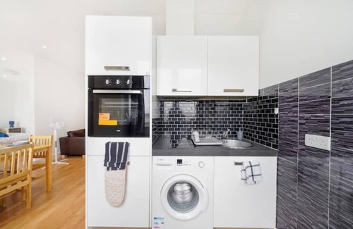 Borehamwood Apartment | New! Spacious Flat with parking