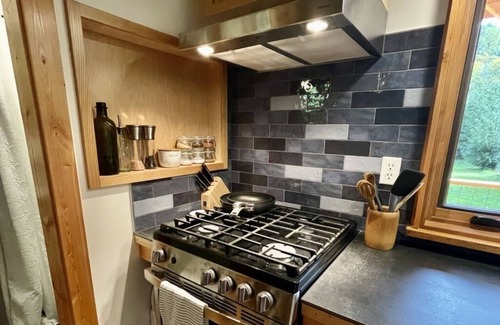 Deming Cottage | New, spacious tiny house close to Mt. Baker and Bellingham