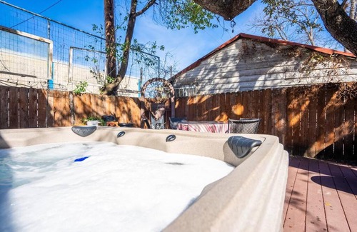 Woodlawn Lake Villa | New! Spanish Gem-HotTub-Pool-Mins to River Walk