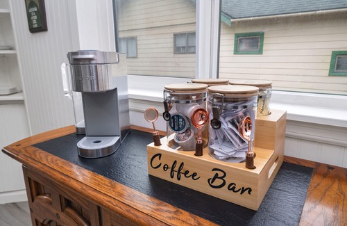 Rockaway Beach House | NEW Steps to Beach, Hot Tub, Firepit, PS5, Dog Friendly, Walk to Eat+Shop, Slp 6