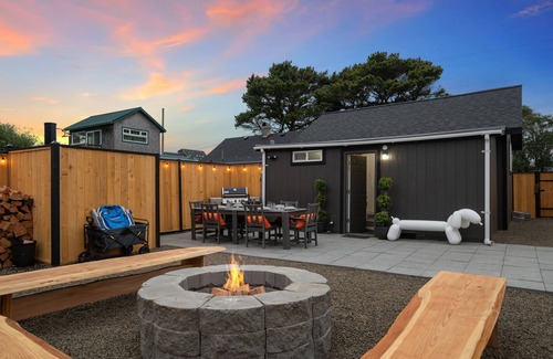 Rockaway Beach House | NEW Steps to Beach, Hot Tub, Firepit, PS5, Dog Friendly, Walk to Eat+Shop, Slp 6