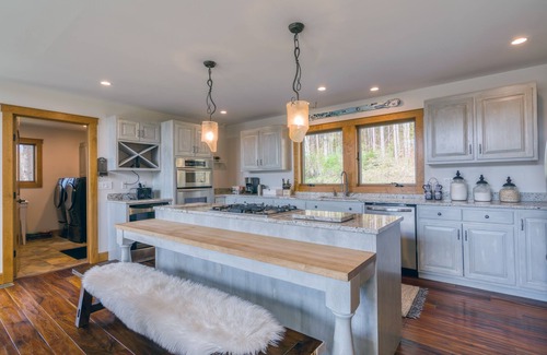 Ellicottville Ski Chalet | New & Stunning Chalet!⛷ A+ Reno, Hot-Tub, Barrel Sauna, Slope Views, Fire Pit🔥