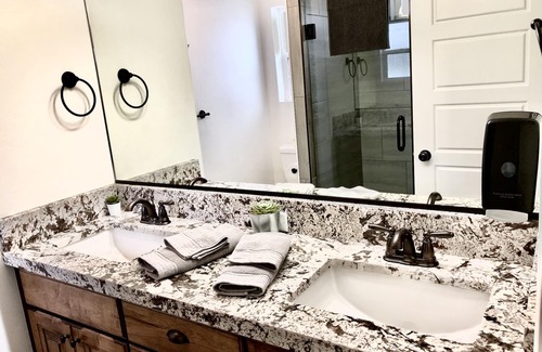 Idaho Falls House | New, stunning retreat, sleeps 8. Hot Tub. Duplex home