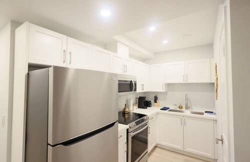 Niagara Falls Apartment | NEW & Stylish 1BR Unit w/Parking | 4 Mins to Falls