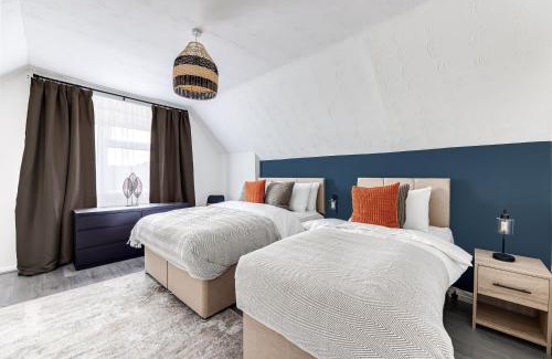 Bedford Apartment | NEW! Stylish home I Perfect for groups I Parking