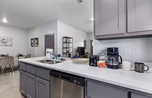 Temple Apartment | New* Temple 6 Bd Home, Safe Neighborhood, 2 Mi to DownTown, 5 Mi to BS&W & UMHB!
