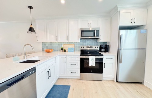 Holmes Beach House | NEW - The Salty Palm - nearby beach, shops, food!