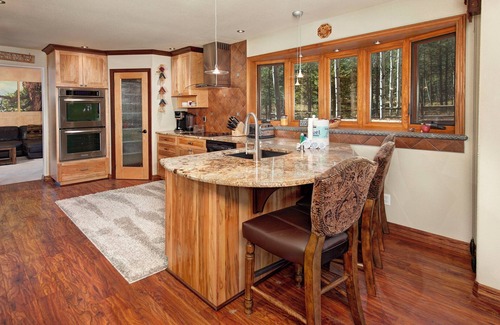 Three Peaks House | New to the rental market! Private hot tub!