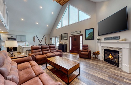 Cranmore Birches House | New townhome w/private hot tub, game room, AC & fireplace - steps to Cranmore