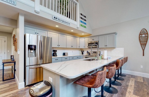 Cranmore Birches House | New townhome w/private hot tub, game room, AC & fireplace - steps to Cranmore