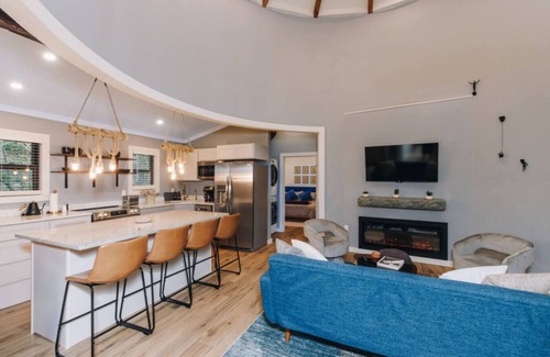 Saint Helens House | NEW Unique Silo | Hot Tub | King Beds | Sleeps 6