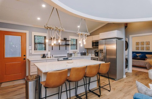 Saint Helens House | NEW Unique Silo | Hot Tub | King Beds | Sleeps 6