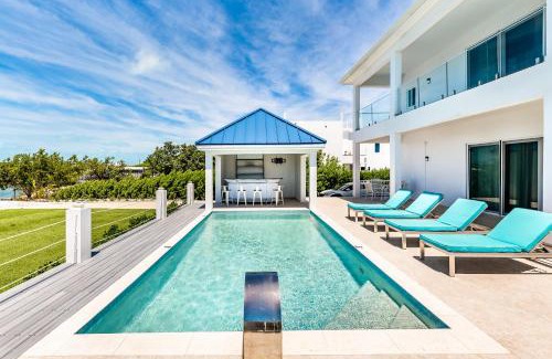 Discovery Bay Villa | New Unique Villa Blue Top! 2 Bedroom Waterfront