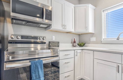 Northeast Colorado Springs Condo | New Upstairs Condo With Covered Deck-Pet Friendly