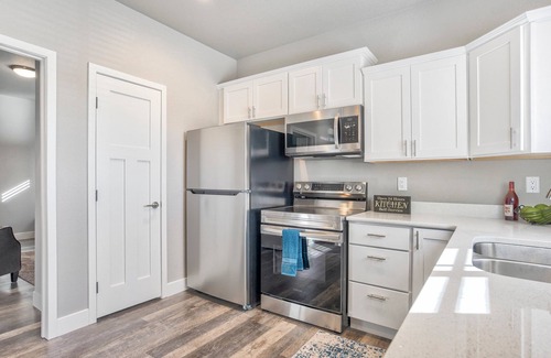 Northeast Colorado Springs Condo | New Upstairs Condo With Covered Deck-Pet Friendly