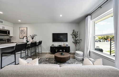 Barton Hills House | NEW! Walk to Zilker & Barton Springs! King Bed!