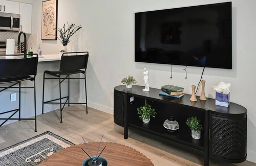 Barton Hills House | NEW! Walk to Zilker & Barton Springs! King Bed!