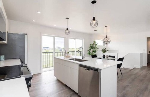 Gimli House | New waterfront- 5 bedroom home