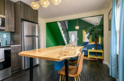 Schnitzelburg House | New! Welcome to the Jungle, Baby! 3br2ba Hot Tub!