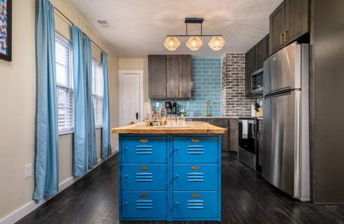 Schnitzelburg House | New! Welcome to the Jungle, Baby! 3br2ba Hot Tub!